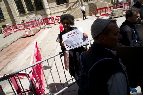 Une des manifestants devant la Chambre des députés le 18 mai dernier à l'appel de GlobalTaxJustice. (Photo: Christophe Olinger / archives)