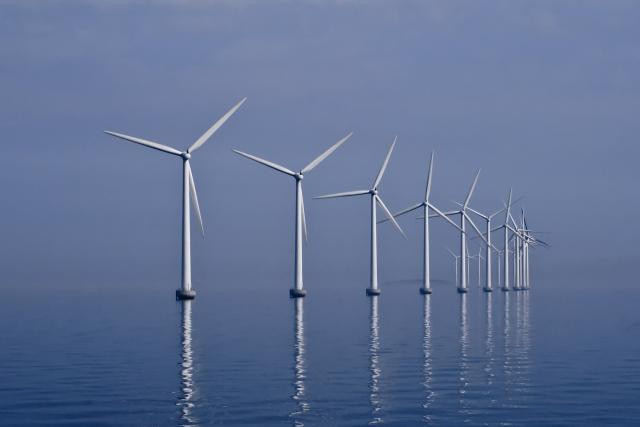 La BEI a notamment soutenu de nombreux projets dans l'éolien marin. (Photo: Wikimedia commons)