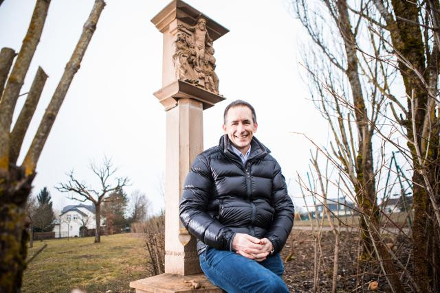 Pit Hentgen devant la croix qu’il a financée – et assurée – dans son village. (Photo: Edouard Olszewski)