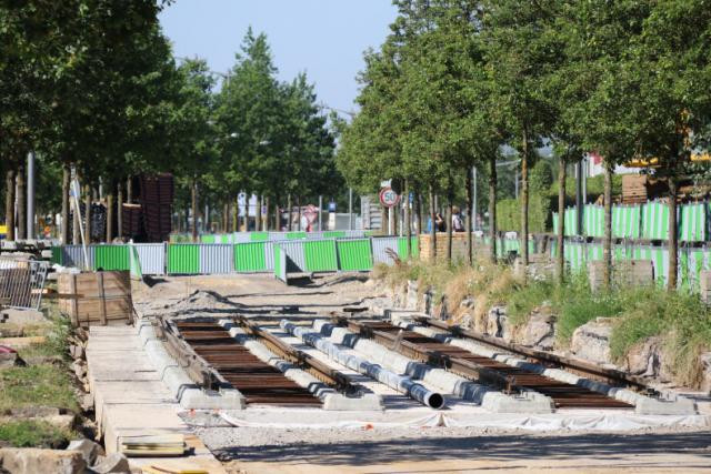Les tout premiers rails du tracé du tram au Kirchberg ont été posés. Les 33 kilomètres nécessaires à la réalisation du premier tronçon devraient être en place d’ici le début 2017. (Photo: Luxtram)
