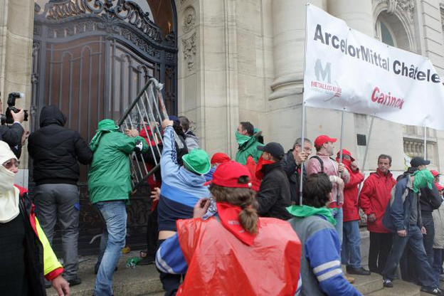 ArcelorMittal fermait ses sites en Europe et au Luxembourg, provoquant la colère de ses ouvriers, et se voyait attribuer des quotas de CO2 gratuits. (Photo: Luc Deflorenne / archives)