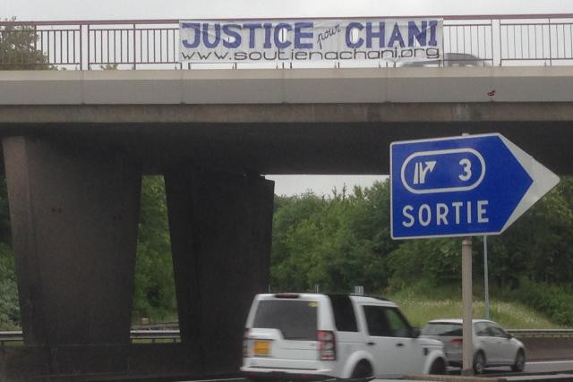 Les soutiens à Medjoub Chani ont déployé leurs banderoles à différents endroits sur les autoroutes du pays. (Photo: DR)