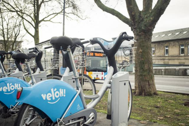 Les premières stations équipées de vélos à assistance électrique seront disponibles à partir du 30 novembre, «selon les prévisions de JCDecaux», assure Lydie Polfer. (Photo: Mike Zenari/ archives)