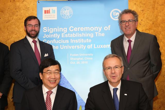L’accord a été signé en présence de Rainer Klump, recteur de l’Université, du ministre des Finances Pierre Gramegna et du Grand-Duc héritier.  (Photo: Fudan University)