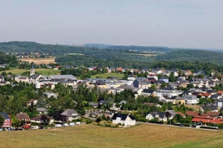 Urbaniser au centre de la localité ou étendre le périmètre de logement à Leudelange-gare, c'était la question. (Photo: commune de Leudelange)