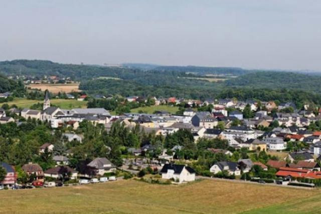 Urbaniser au centre de la localité ou étendre le périmètre de logement à Leudelange-gare, c'était la question. (Photo: commune de Leudelange)