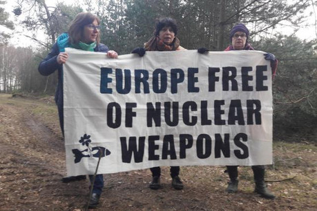 Tilly Metz (ici à gauche) a été arrêtée sur la base militaire de Kleine-Brogel en Belgique ce mercredi matin avec les eurodéputées Michèle Rivasi et Molly Scott Cato. (Photo: Twitter / @MicheleRivasi)