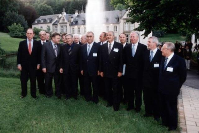 Photo de famille lors de la première réunion de l’Eurogroupe. On y reconnaît Robert Goebbels, à la gauche du Français Dominique Strauss-Kahn ainsi que le Belge Philippe Maystadt, à sa droite à l’arrière. (Photo: SIP)