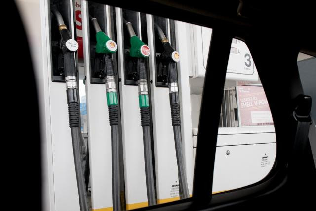 C'est toujours l'évolution des prix pétroliers qui tire l'inflation vers le bas. (photo: Jessica Theis / archives)