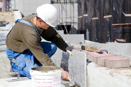 Les nombreux chantiers en cours dans le pays ont entraîné une hausse du recours à l’intérim dans le secteur du BTP. (Photo: Shutterstock)