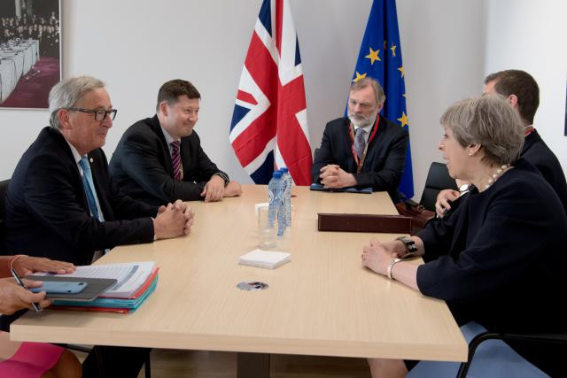 Face à l’unité des Européens et la pression des patrons britanniques, Theresa May devrait annoncer un geste significatif du Royaume-Uni sur la question de la facture de son divorce avec l’Union européenne. (Photo: Commission européenne/archives)