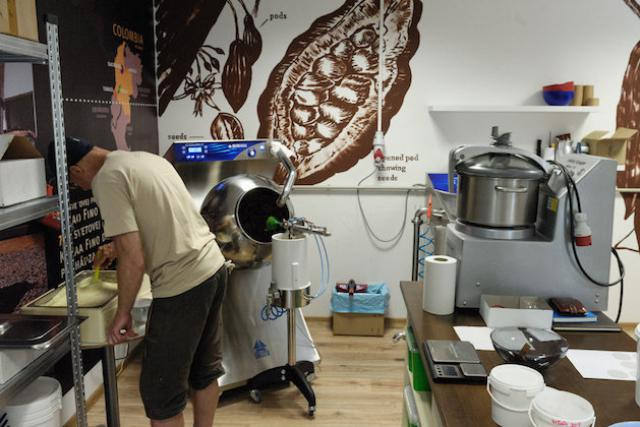 Financement d’équipements pour un atelier de fabrication de chocolat en Colombie. Crédit Photo: Luxfactory