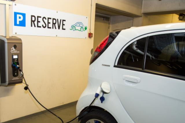 Tout comme les véhicules hybrides, les voitures électriques ont fait leur apparition dans les flottes de société, pour des trajets urbains ou périurbains. (Photo: Charles Caratini / archives)