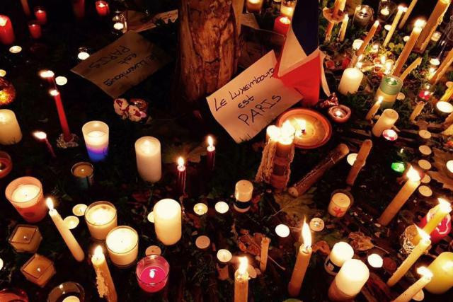 Des bougies déposées place de Paris, comme autant de lueurs d'espoir et de signaux de lumière face à l'obscurantisme. (Photo: Joanna Grodecki)