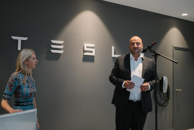 An de Pauw, country manager Tesla Benelux et Étienne Schneider, ministre de l'Économie lors de l'inauguration. (Photo: Marion Dessard)