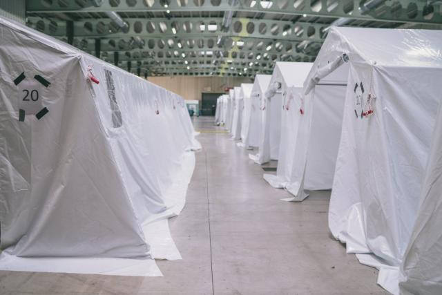 Pour le moment, une trentaine de tentes ont été installées dans le hall 6 de Luxexpo. Leur nombre pourrait croître pour atteindre une cinquantaine en fonction du nombre d'arrivées ces prochaines semaines. (Photo: Sven Becker)