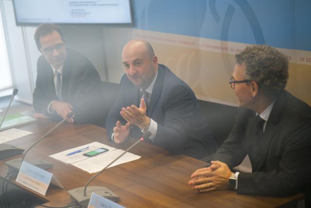 Pascal Rogiest (à gauche) et Denis Kiselev ont signé un important accord en présence du ministre de l’Économie, Étienne Schneider. (Photo: Sven Becker)