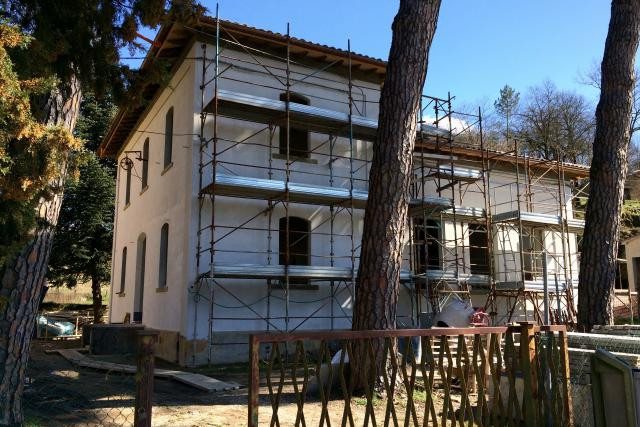 Cette ancienne école à la frontière de la Toscane et de l’Ombrie est en cours de transformation par le bureau Steinmetzdemeyer. (Photos: Steinmetzdemeyer)