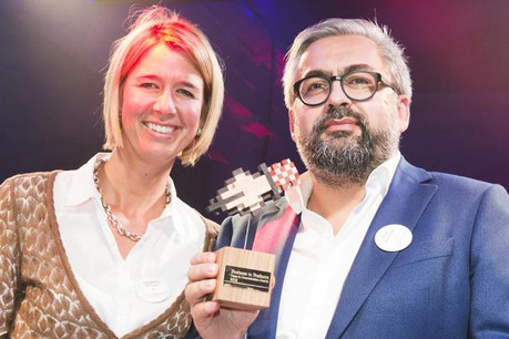 Mike Koedinger lors de la remise du prix, hier soir à Bruxelles, aux côtés de la présidente du jury Géraldine Reinarz (MarCom Manager chez Sodexo). (Photo: Media Marketing)