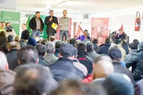 Les 225 salariés de Mangen écoutent attentivement les démarches à suivre. (Photo : Charles Caratini)
