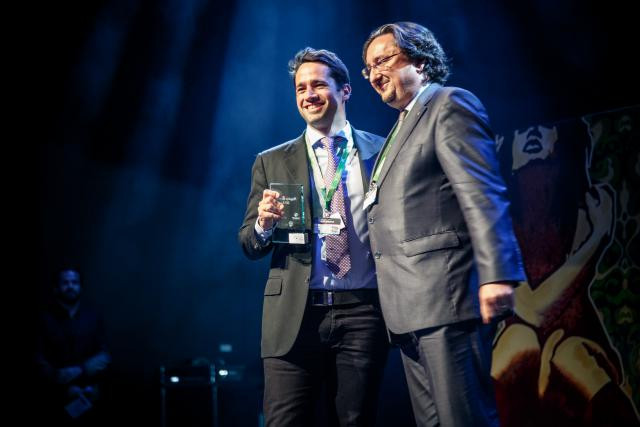 Romain Mazeries, CEO de Leetchie Corp, a reçu son prix des mains de Jean Diederich. (Photo: Maison Moderne Studio)