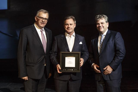 C'est vers 22h mardi soir que le nom du grand lauréat du Paperjam Top 100 2016 a été dévoilé. Le prix a été remis à Marc Giorgetti par le président du jury Victor Rod à (gauche) et John Parkhouse, CEO de PwC Luxembourg. (Photos: Maison Moderne)