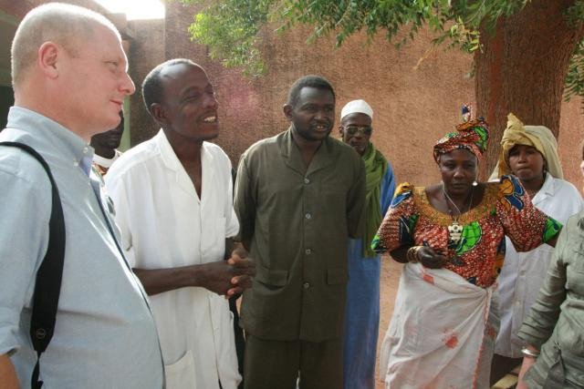 Michel Barbancey (à gauche) à l’occasion de l’inauguration d’un centre médical dans la brousse au Bénin. (Photo: DR)