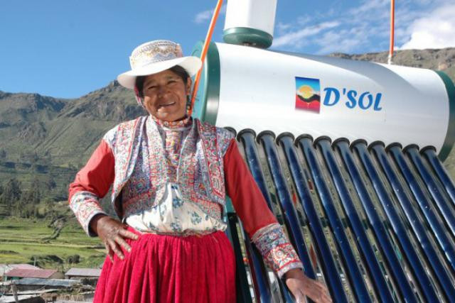 Une micro-entrepreneuse péruvienne améliore son activité commerciale grâce à un chauffe-eau solaire acquis avec un micro-crédit. (Photo : Fondesurco)