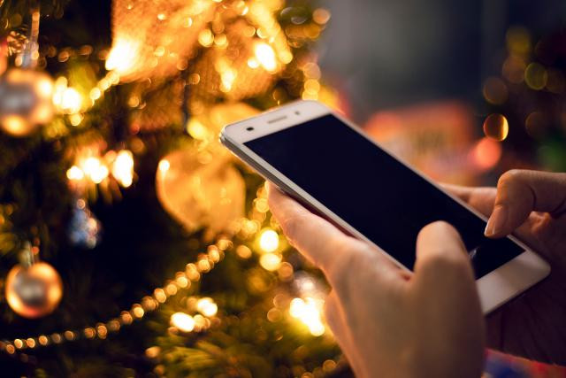 Les cartes de vœux sont désormais digitales, et les smartphones, un outil indispensable pour les réveillons. (Photo: Shutterstock)