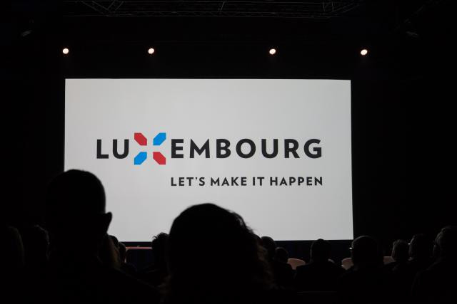Le slogan «Let’s make it happen» et le X aux couleurs du drapeau luxembourgeois, dévoilés il y a un an, font désormais partie du paysage national. (Photo: Sven Becker / archive)
