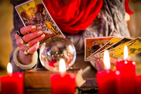 Le prévenu est accusé d’avoir copié illégalement 302.670 adresses e-mail de clients pour ouvrir un nouveau site de voyance. (Photo: mon-astro.fr)