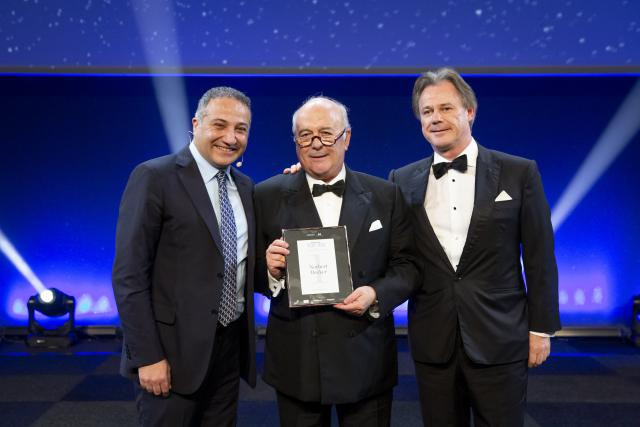Norbert Becker, grand lauréat 2018, entouré de Murat Mutlu (Immo Luxembourg, à gauche) et Marc Giorgetti (Félix Giorgetti, à droite), membre du jury et grand lauréat 2016. (Photo: Maison Moderne)