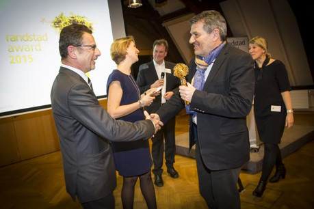 Jean-Pierre Mullenders, directeur de Randstad Luxembourg, remet le prix à Romain Mannelli pour RTL. (Photo: Blitz Agency)