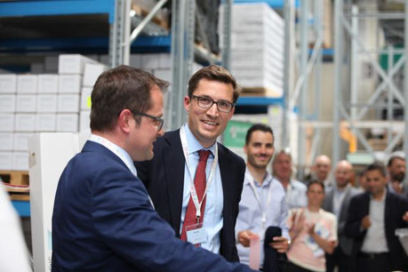 Nicolas De Ridder (à droite) a inauguré les nouveaux locaux en compagnie de Claude Clemes, échevin de Mondercange. (Photo: Solar Screen)