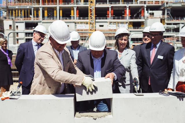C’est en présence des nombreux représentants du projet que la pose de la première pierre du centre commercial Cloche d’Or a été réalisée. (Photo: Sébastien Goossens)