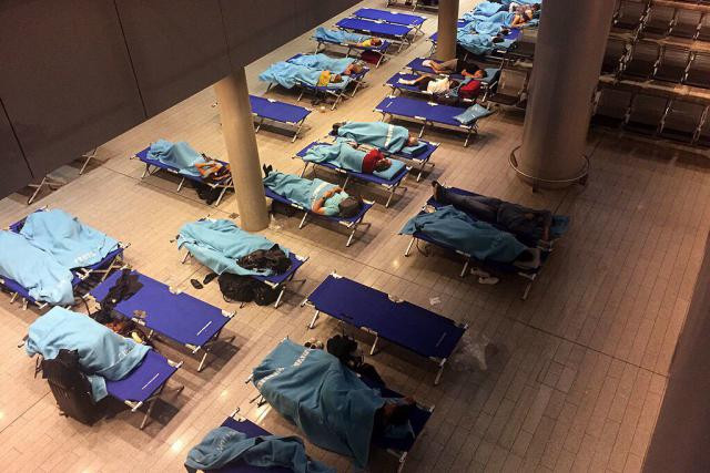 Au milieu de la nuit, la protection civile a installé des lits d’appoint pour les passagers bloqués à l’aéroport. (Photo: Cédric Gantzer / Twitter)
