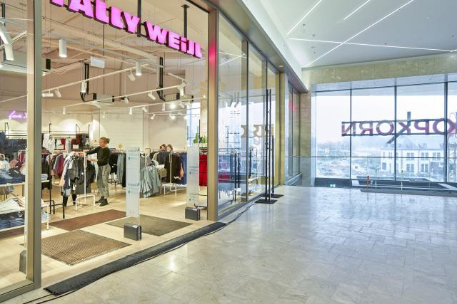 La galerie commerciale s’ouvre vers la ville grâce aux grandes baies vitrées. (Photo: Andrés Lejona)