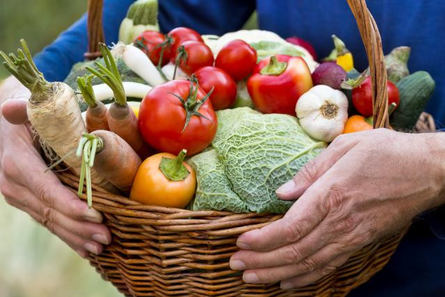 Alors que producteurs de fruits et légumes comme Luc Hoffmann choisissent de vendre leurs productions en grandes surfaces, d’autres comme Sandrine Pingeon font le choix de vendre directement aux particuliers. (Photo: Shutterstock)