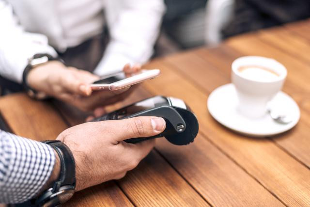L’application mobile de paiement fournie par la banque active la fonction de paiement NFC du téléphone à la demande. (Photo: Fotolia / B.Nenin)
