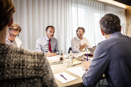 Marc Giorgetti, Hugues Delcourt et Daniel Schneider, trois des six membres du jury, durant une séance de travail. (Photo: Maison Moderne)