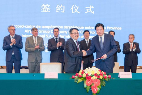 Signature d'un shareholders’ agreement pour la compagnie de fret aérien Henan Cargo entre Cargolux et HNCA en juin 2017. (Photo: SIP / Charles Caratini)