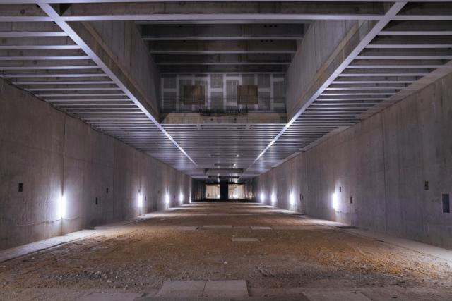 Imaginée en 2003, la gare du Findel est restée inachevée suite à l’abandon du projet en 2009. Le second niveau pourrait accueillir un data center, selon les plans du gouvernement. (Photo: Sven Becker)