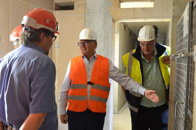 Le ministre du Travail Nicolas Schmit et le directeur de l’ITM Marco Boly ont visité le chantier de Costantini à Bertrange mardi.  (Photo: IFSB)