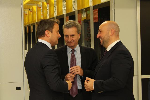 Günther Oettinger, commissaire européen à l’Économie et à la Société numérique est entouré de Xavier Bettel et d’Étienne Schneider, ses invités, dans le nouvel espace de stockage de la Commission. (Photo: CTIE)