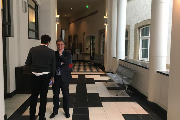 Le ministre de l'Éducation nationale, de l’Enfance et de la Jeunesse Claude Meisch se concerte avec le premier conseiller de gouvernement, Lex Folscheid. (Photo: paperJam / DR)