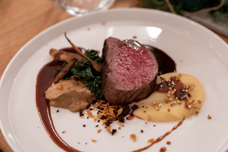 Filet de biche aux champignons et velours de panais. (Photo: Delhaize)