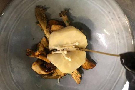 Céleri cuit en croûte de sel, fricassée de champignons des bois et bouillon Dashi végétal parfumé. (Photo: D.R.)