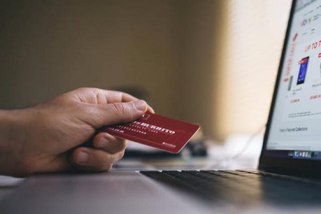 La progression du numérique auprès des clients des banques est une explication à la fermeture d’agences. (Photo: Licence CC)