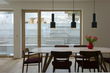 Depuis l’espace de vie, on découvre la nouvelle cour arrière et la terrasse. (Photo: EGB