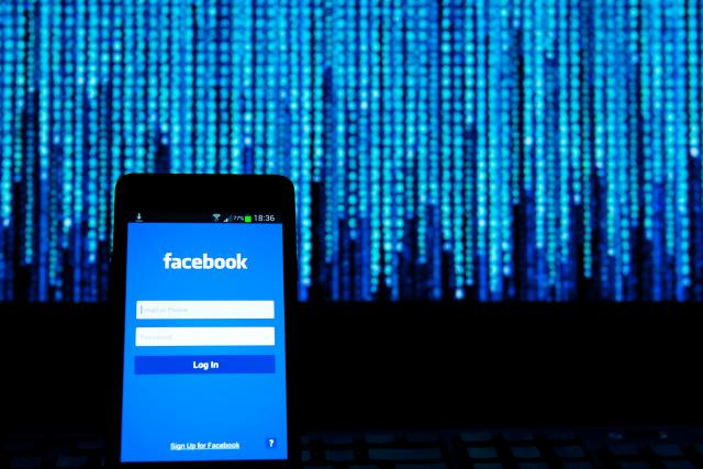 Selon une étude de Privacy International réalisée sur 34 applications gratuites sur Android, au moins 20 d’entre elles envoient automatiquement les données personnelles à Facebook... Que l’on en soit ou pas un utilisateur. (Photo: Shutterstock)